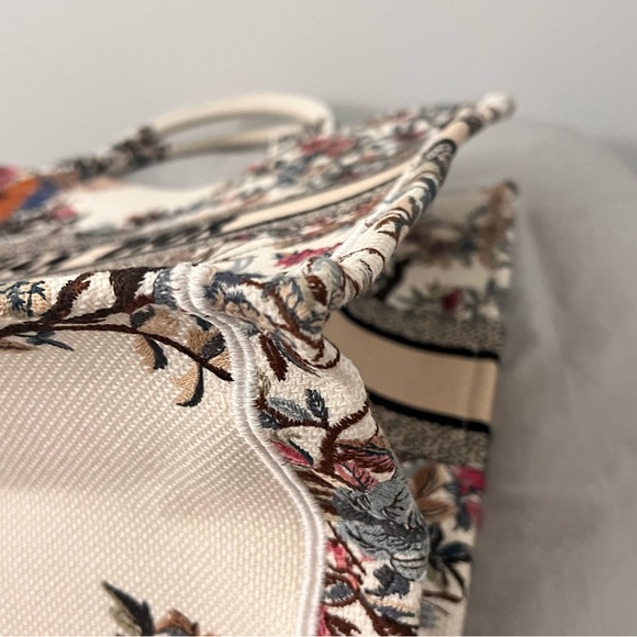 Book Tote Large size 2023 spring collection - Picture 5 of 10